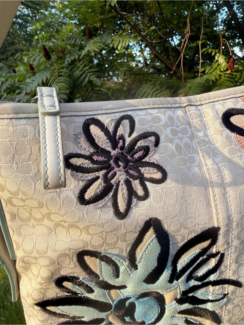 Coach White Floral Duffle Bag F10871 🐝 - Picture 6 of 16